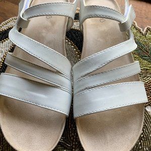 Brand new Baretraps white Janus velcro strap sandals 9.5 M